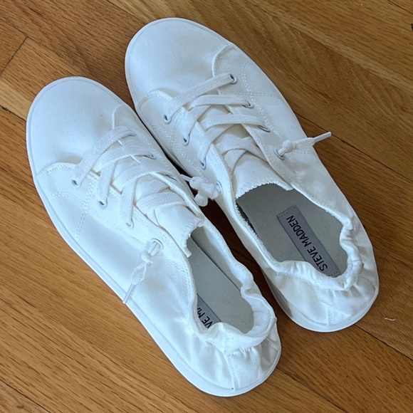 White Sneakers Size 8 with Elastic Heel - Steve Madden - Picture 1 of 5